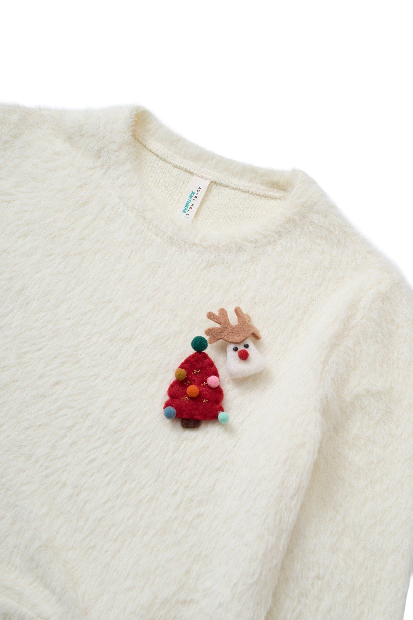 Áo len trắng sợi lông thỏ kèm pin trang trí