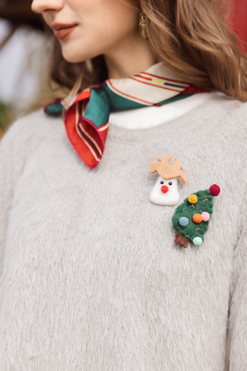 Áo len xám sợi lông thỏ kèm pin trang trí