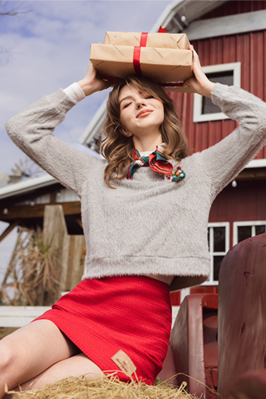 Áo len xám sợi lông thỏ kèm pin trang trí