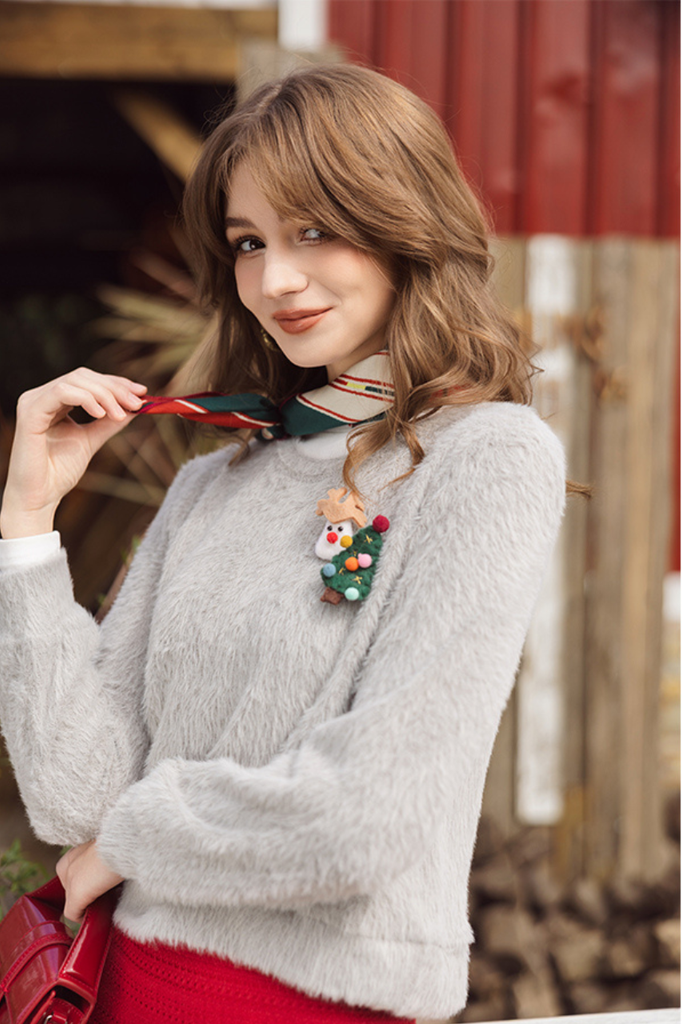 Áo len xám sợi lông thỏ kèm pin trang trí