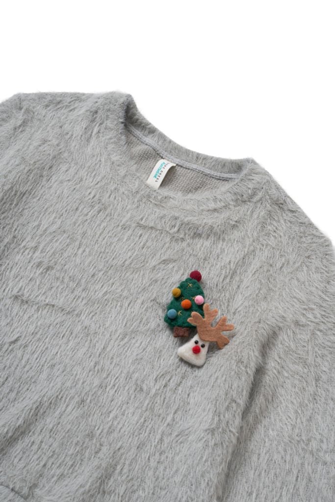 Áo len xám sợi lông thỏ kèm pin trang trí