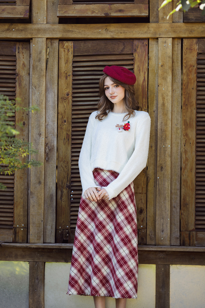 Áo len trắng sợi lông thỏ kèm pin trang trí