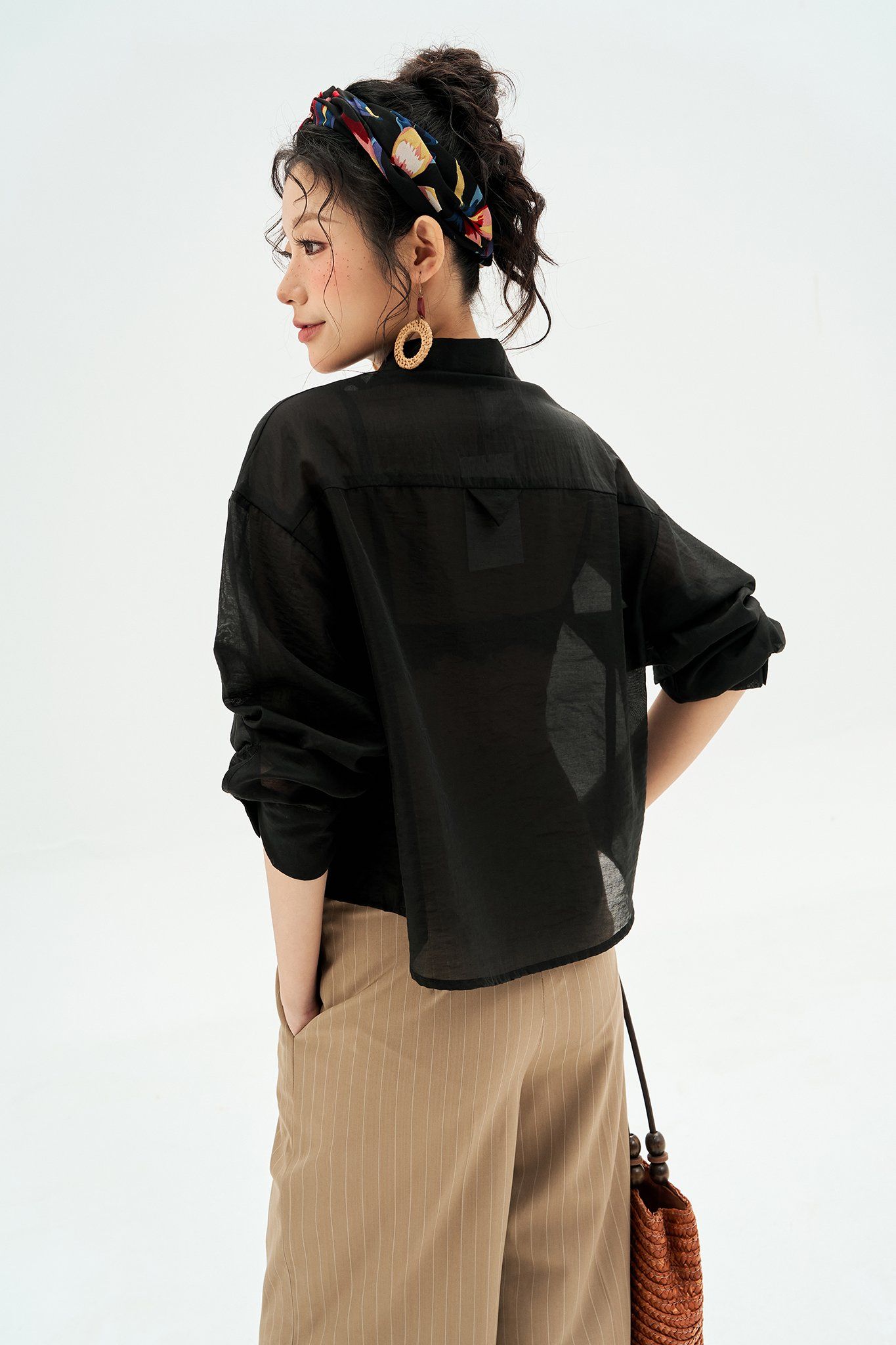 Sơ mi basic tơ đen dáng crop