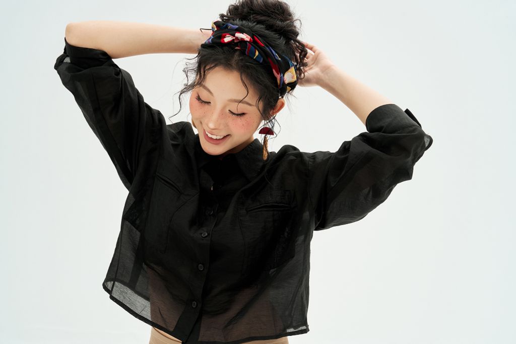 Sơ mi basic tơ đen dáng crop