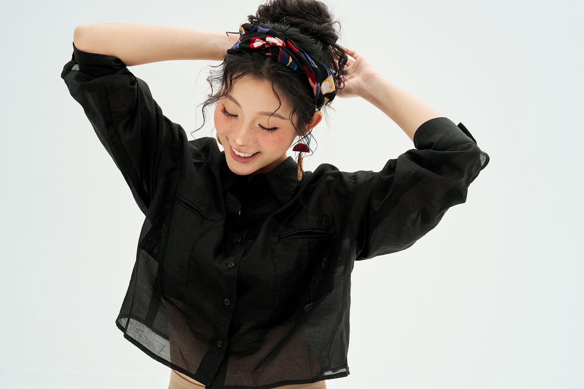 Sơ mi basic tơ đen dáng crop