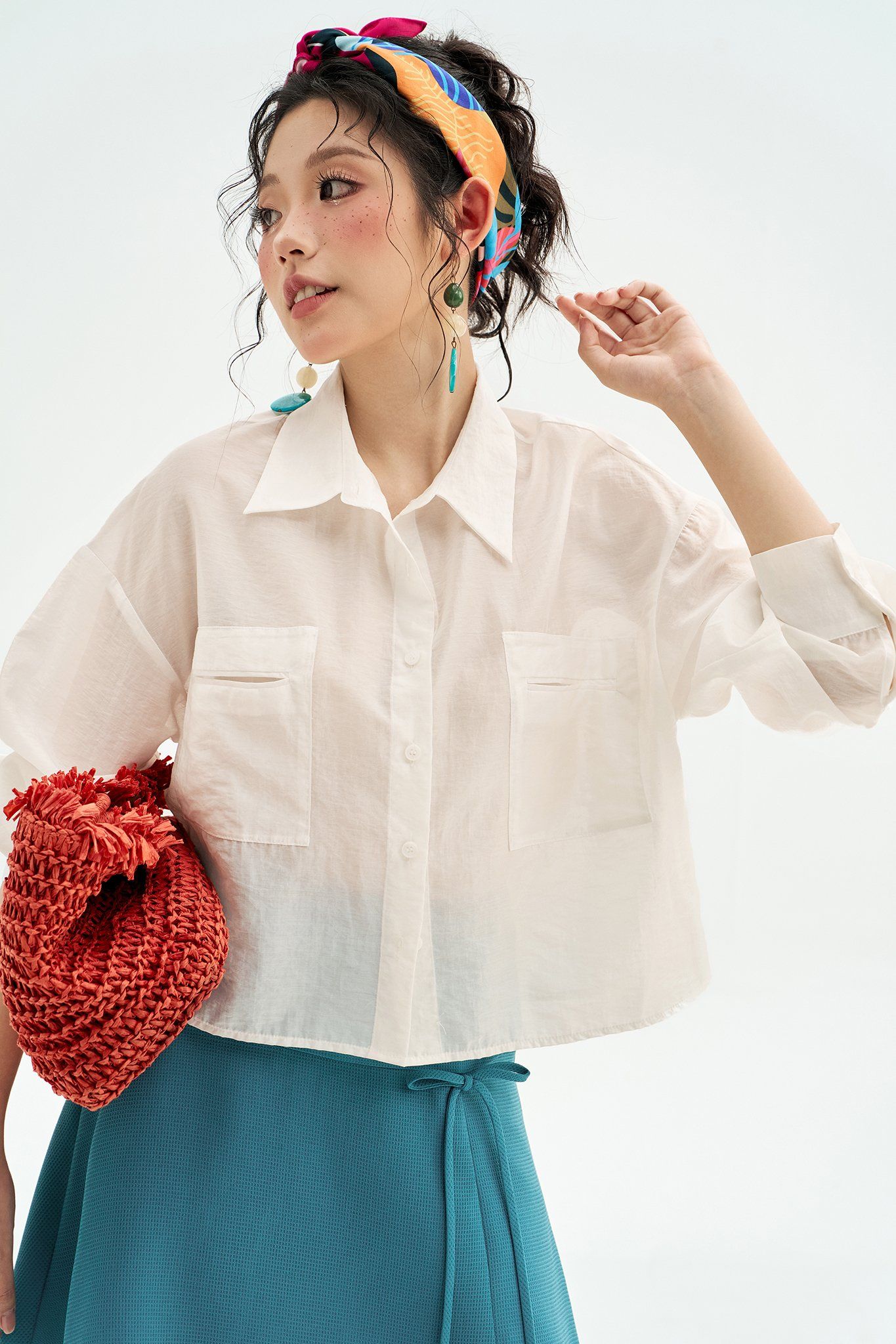 Sơ mi basic tơ trắng dáng crop
