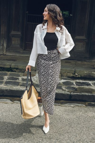 Chân váy midi nhún sườn hoạ tiết lá đen