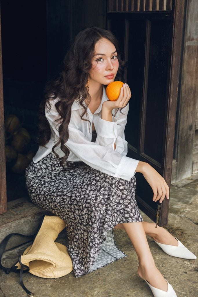 Sơ mi basic tơ trắng dáng crop