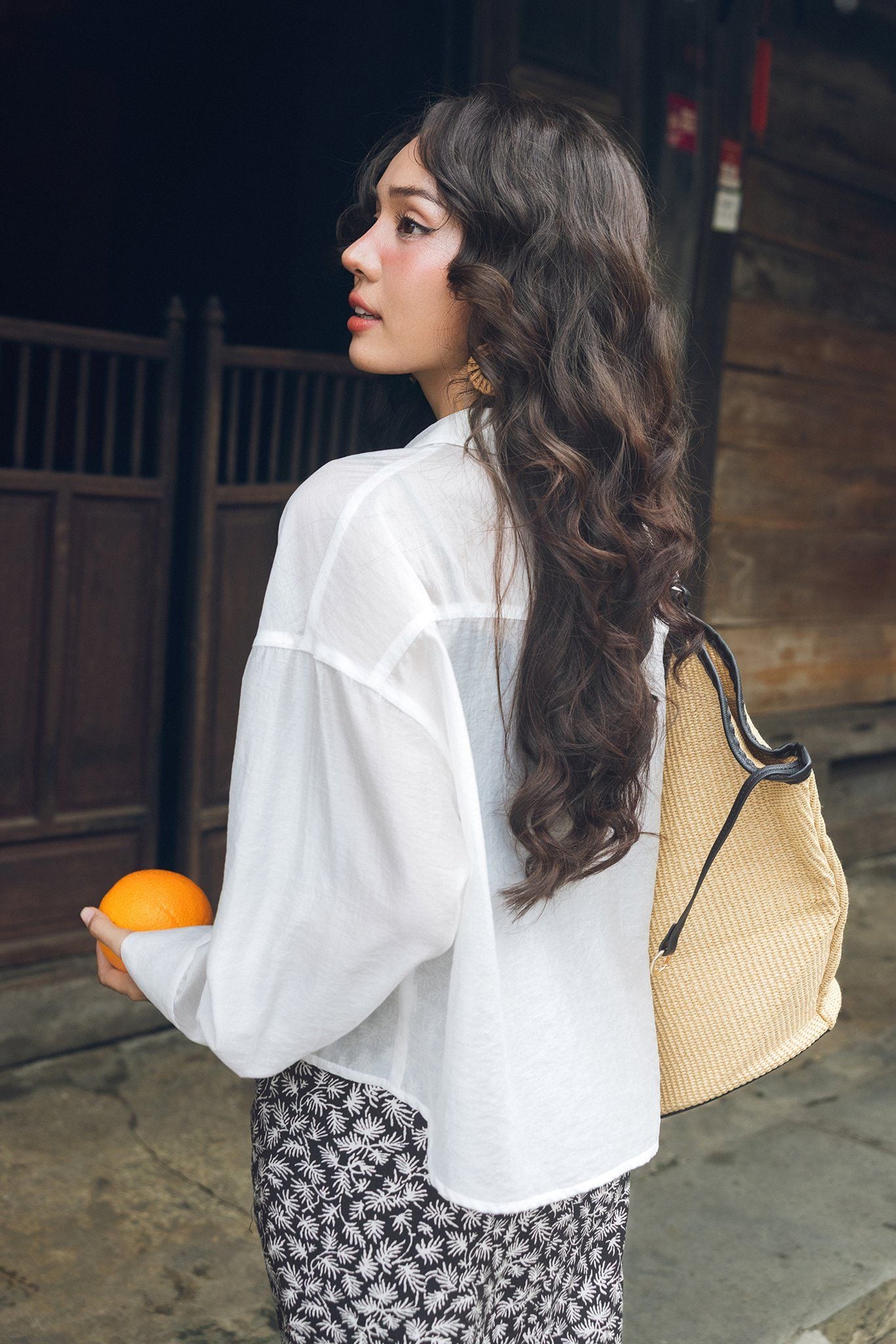 Sơ mi basic tơ trắng dáng crop