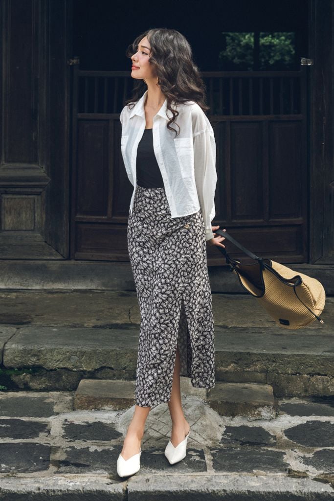 Chân váy midi nhún sườn hoạ tiết lá đen