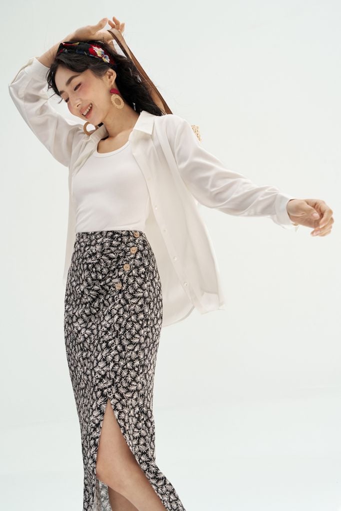 Chân váy midi nhún sườn hoạ tiết lá đen