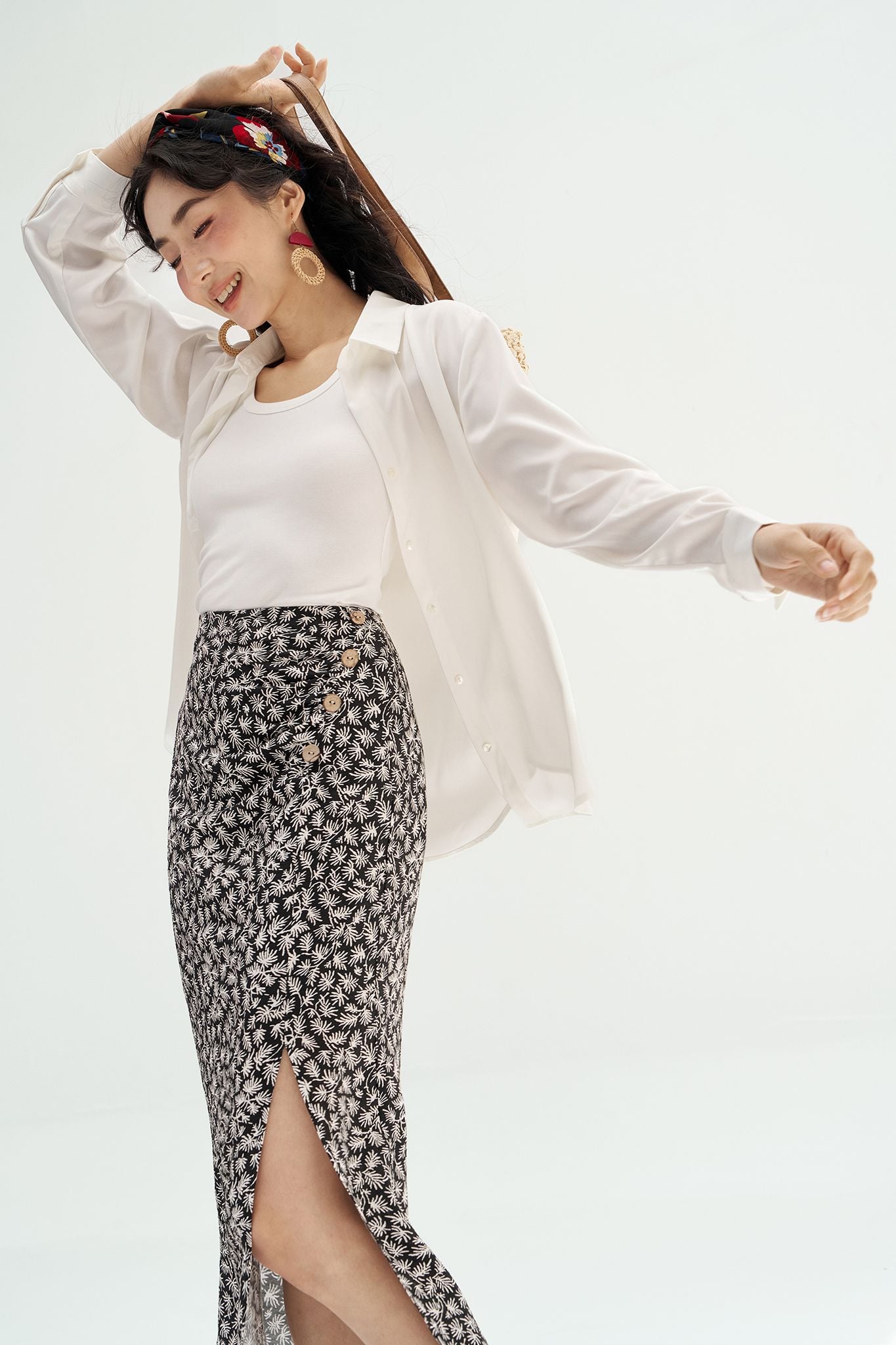 Chân váy midi nhún sườn hoạ tiết lá đen