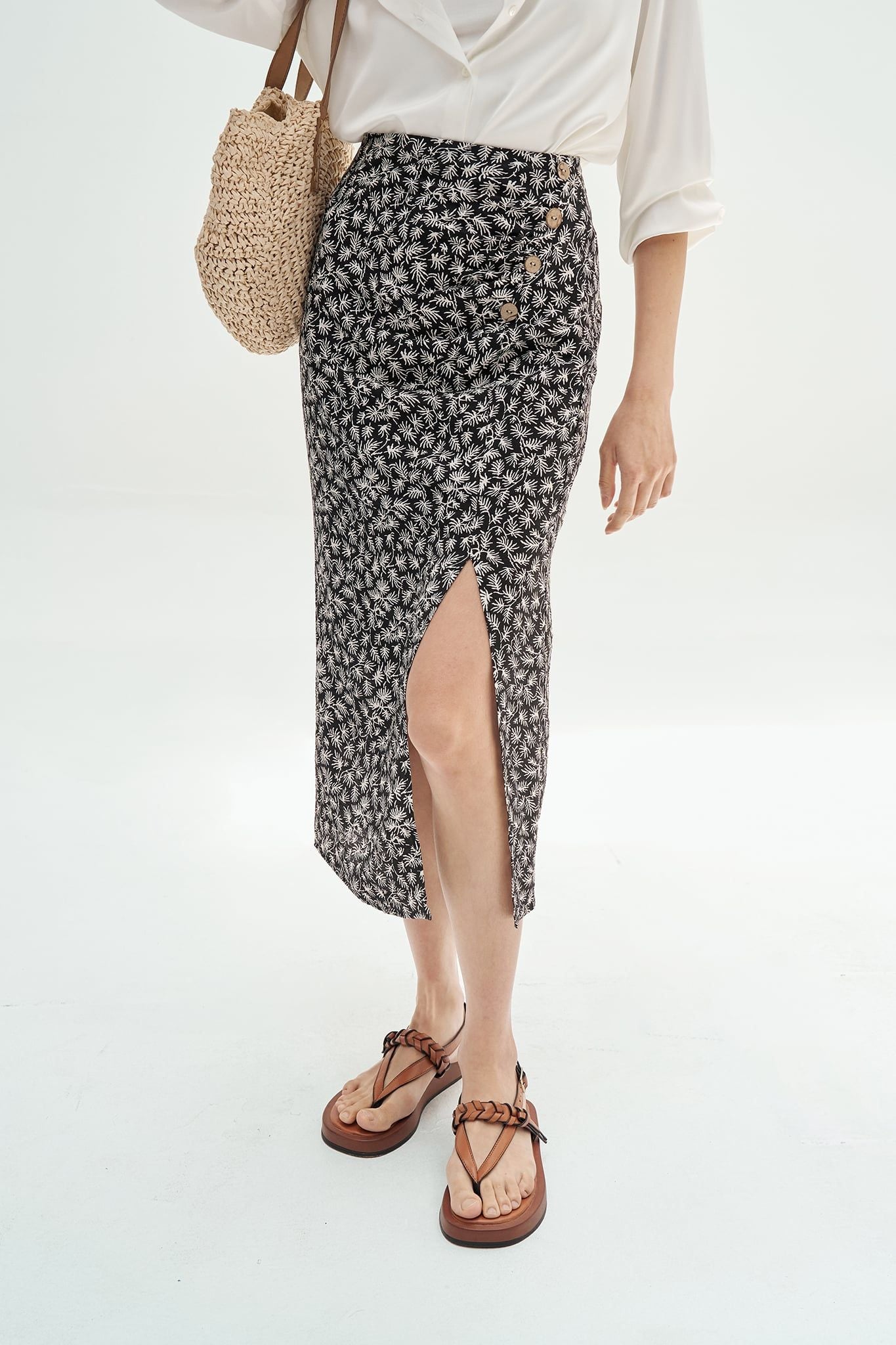 Chân váy midi nhún sườn hoạ tiết lá đen