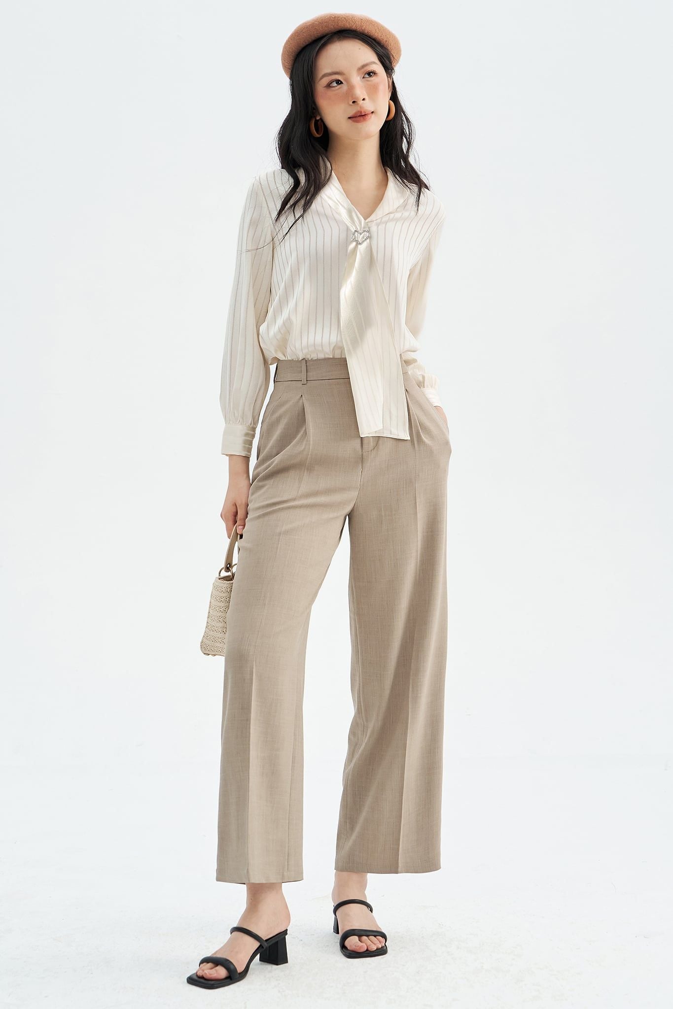 Sơ mi lụa sọc kem cổ sam gài charm