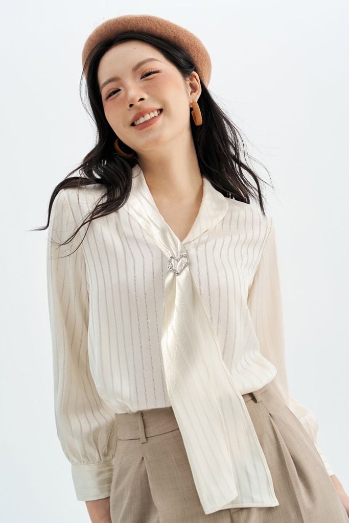 Sơ mi lụa sọc kem cổ sam gài charm