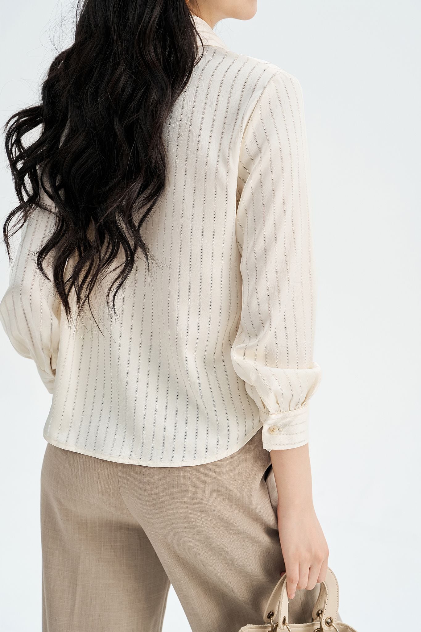 Sơ mi lụa sọc kem cổ sam gài charm