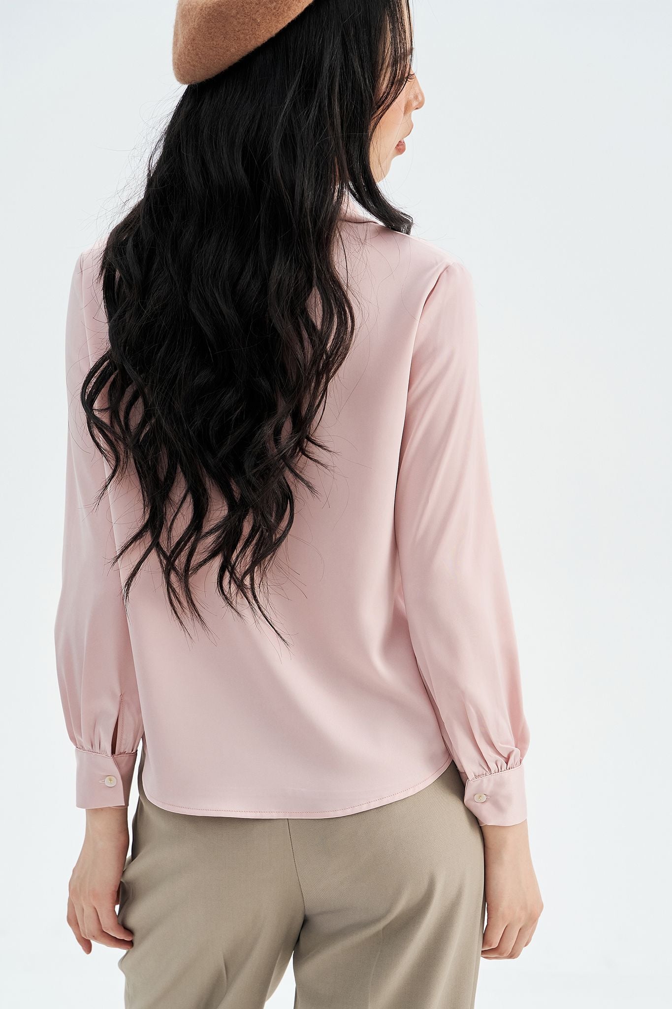 Sơ mi lụa hồng cổ sam gài charm