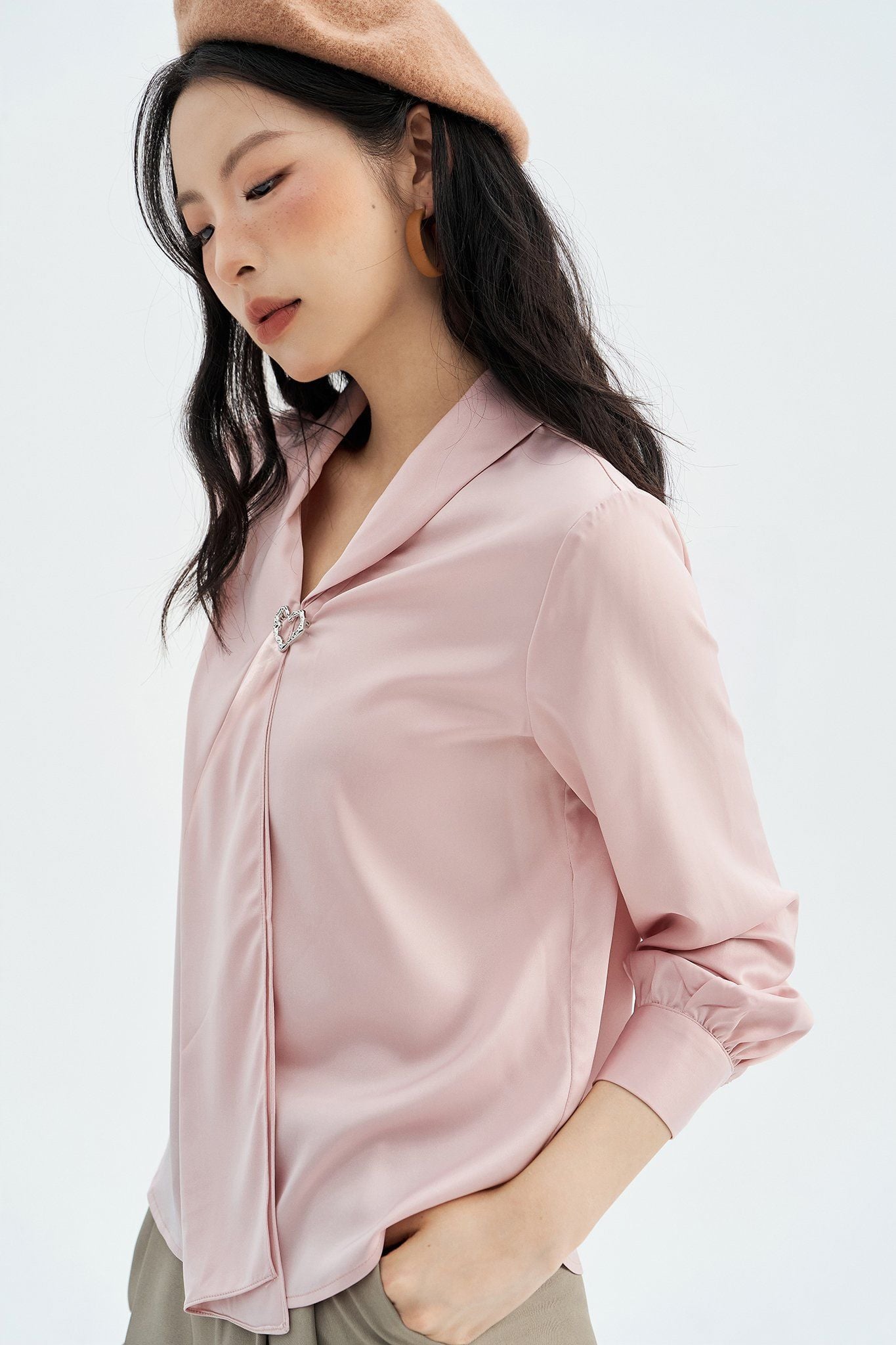 Sơ mi lụa hồng cổ sam gài charm