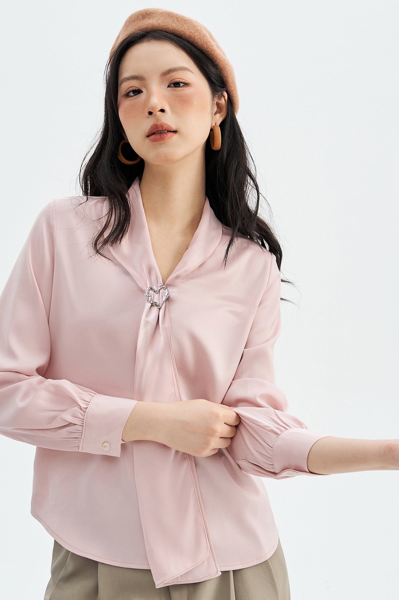 Sơ mi lụa hồng cổ sam gài charm
