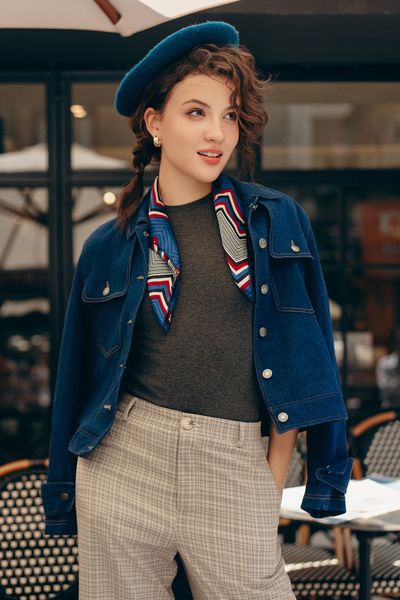 Áo jacket ngắn denim xanh chàm túi ốp thân trước