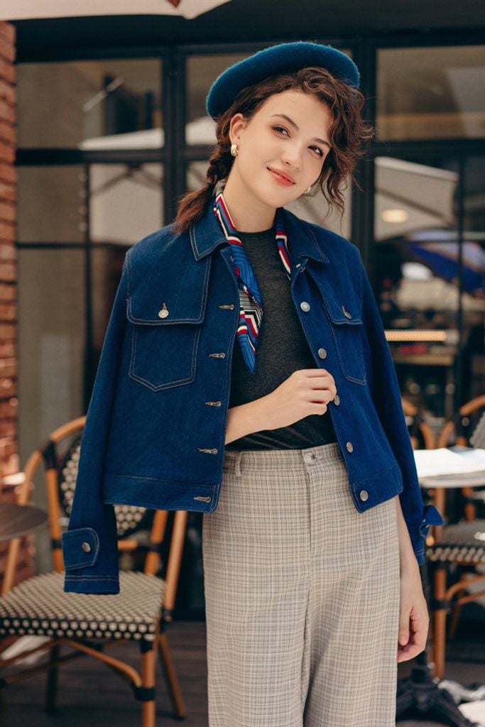 Áo jacket ngắn denim xanh chàm túi ốp thân trước