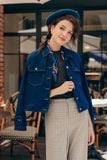  Áo jacket ngắn denim xanh chàm túi ốp thân trước 