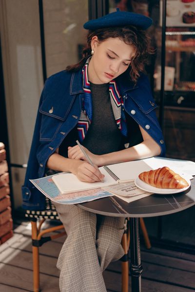 Áo jacket ngắn denim xanh chàm túi ốp thân trước