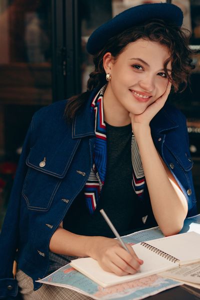 Áo jacket ngắn denim xanh chàm túi ốp thân trước