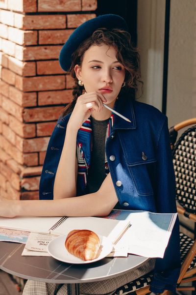 Áo jacket ngắn denim xanh chàm túi ốp thân trước