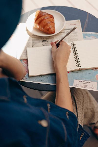 Áo jacket ngắn denim xanh chàm túi ốp thân trước