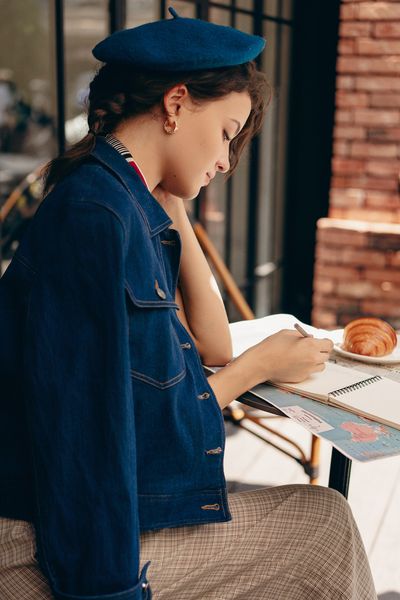 Áo jacket ngắn denim xanh chàm túi ốp thân trước