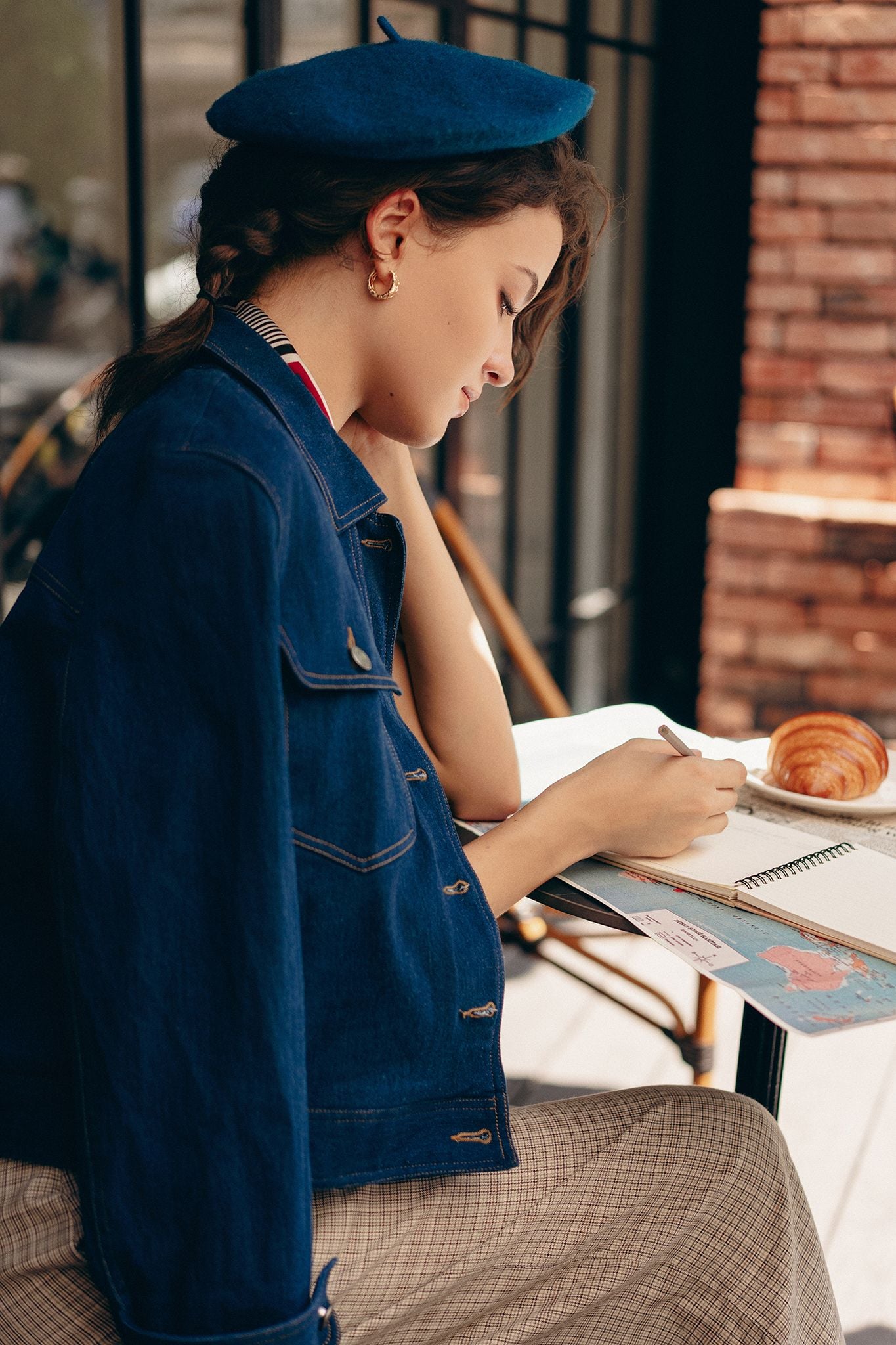 Áo jacket ngắn denim xanh chàm túi ốp thân trước