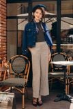 Áo jacket ngắn denim xanh chàm túi ốp thân trước 