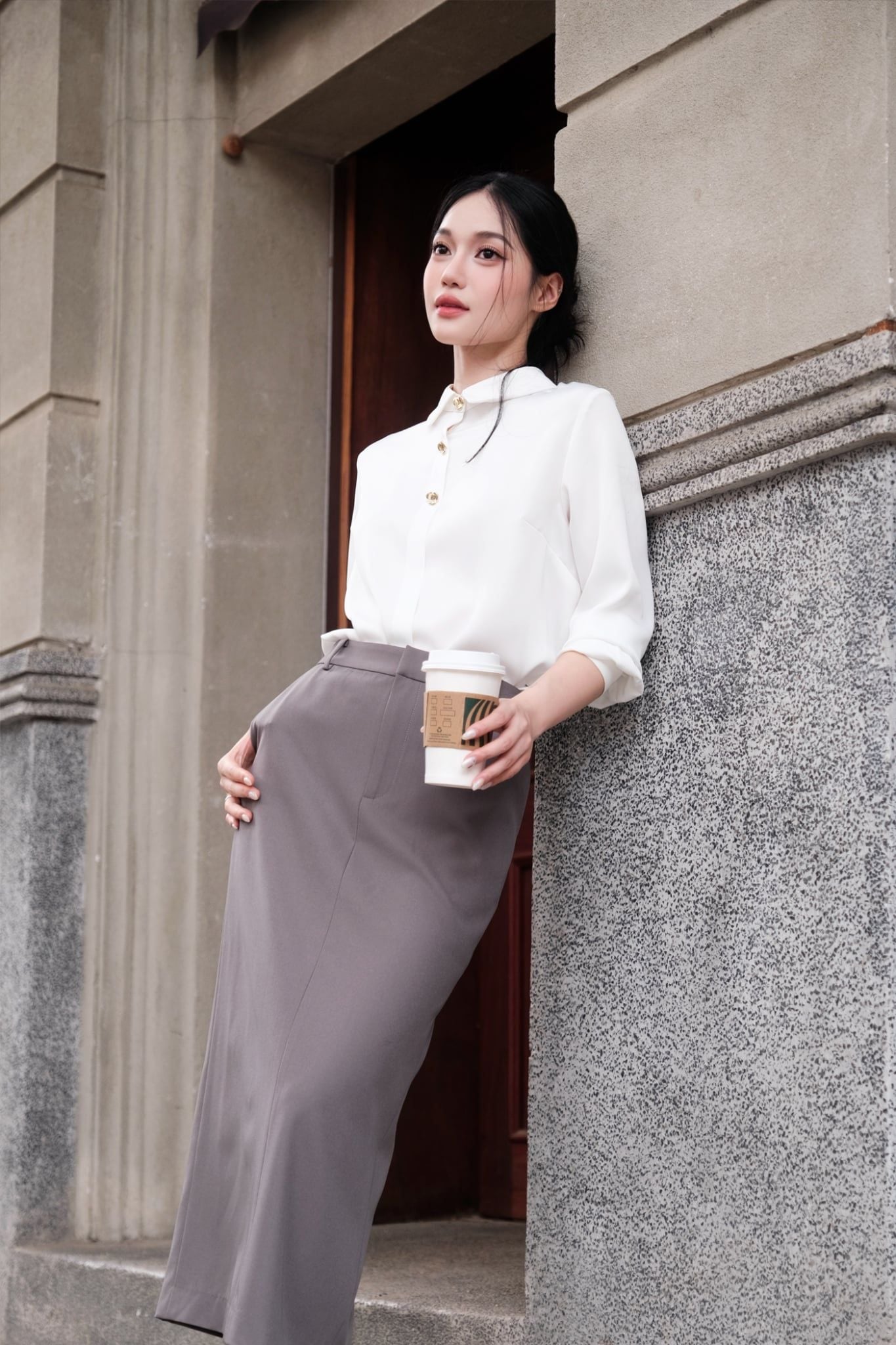  Sơ mi lụa basic trắng kem khuy hoa 