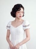  Đầm mini trắng cắt mảnh thêu tay 