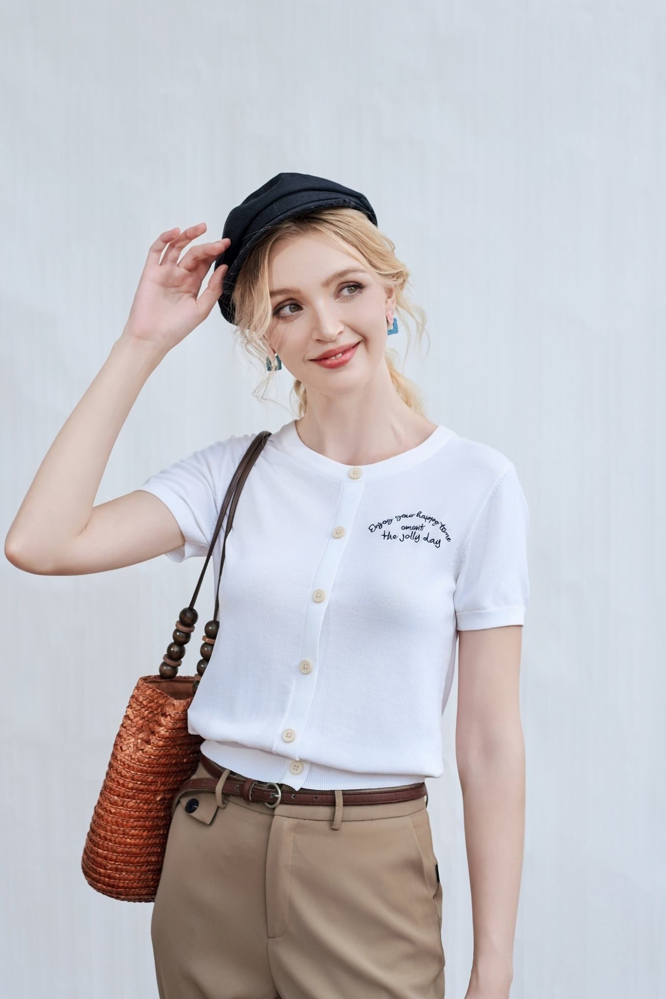  Áo thun dệt trắng thêu ngực 