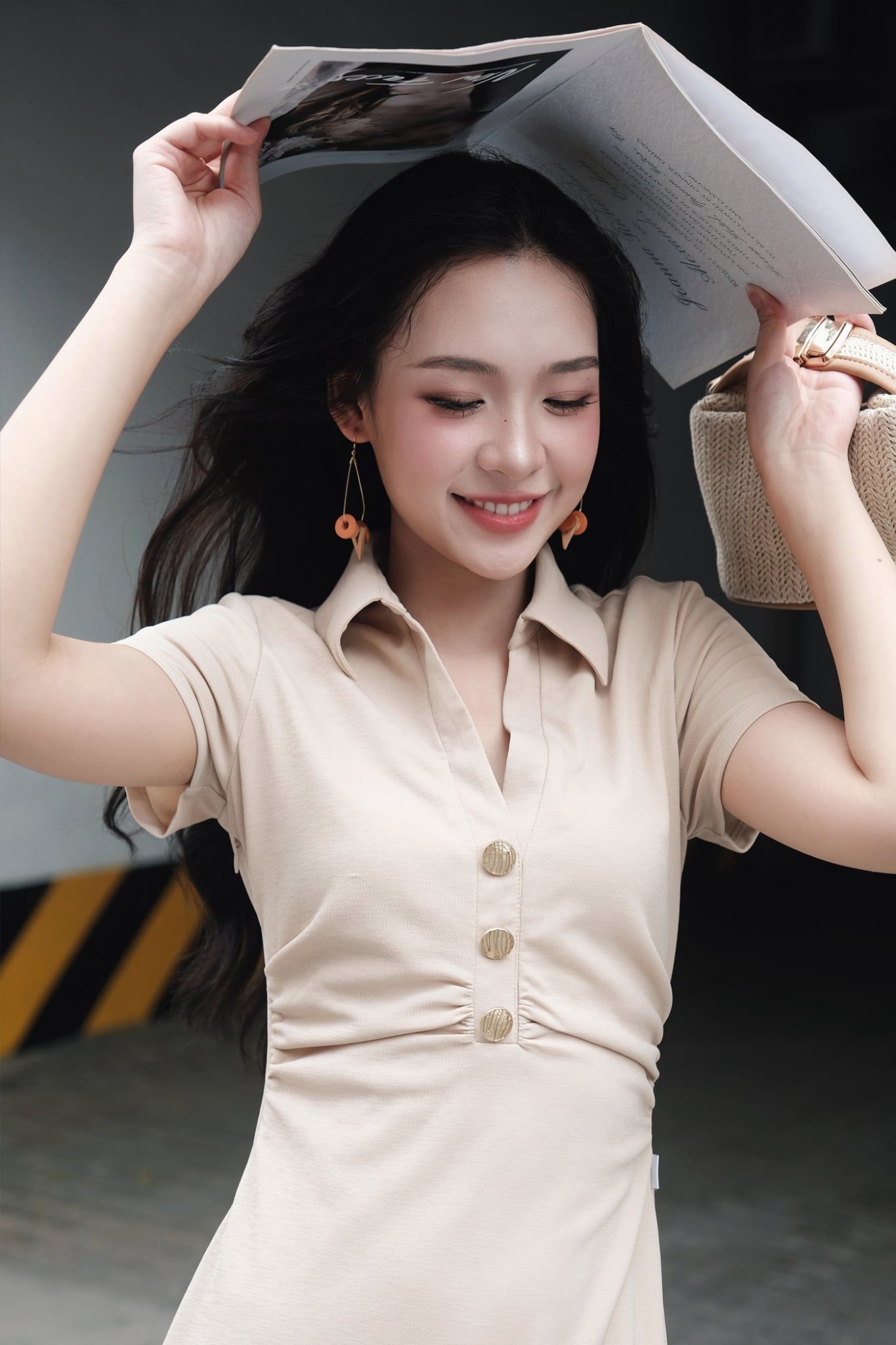  Đầm midi be cổ V nhún sườn 