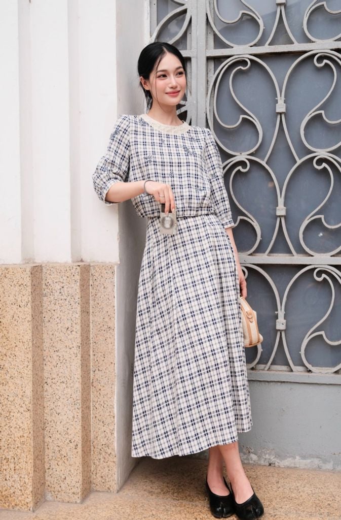 [Pre-order] Top karo navi phối ren thêu hoa rơi