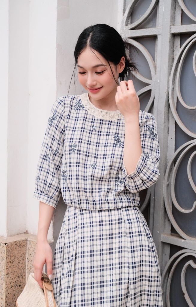 [Pre-order] Top karo navi phối ren thêu hoa rơi
