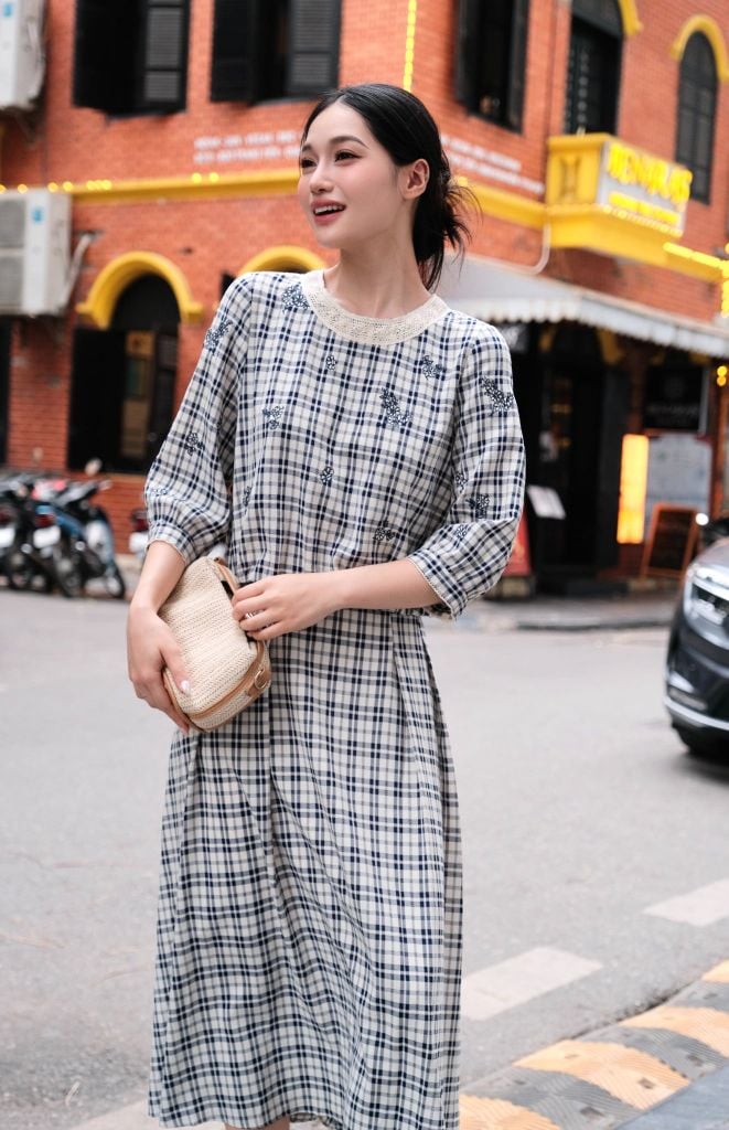 [Pre-order] Top karo navi phối ren thêu hoa rơi
