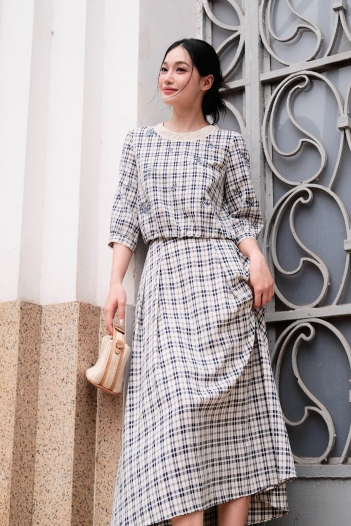 [Pre-order] Top karo navi phối ren thêu hoa rơi