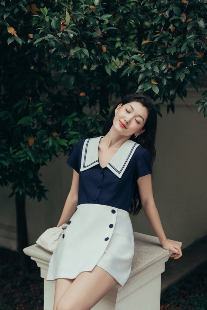 Quần chân váy trắng phối khuy trang trí