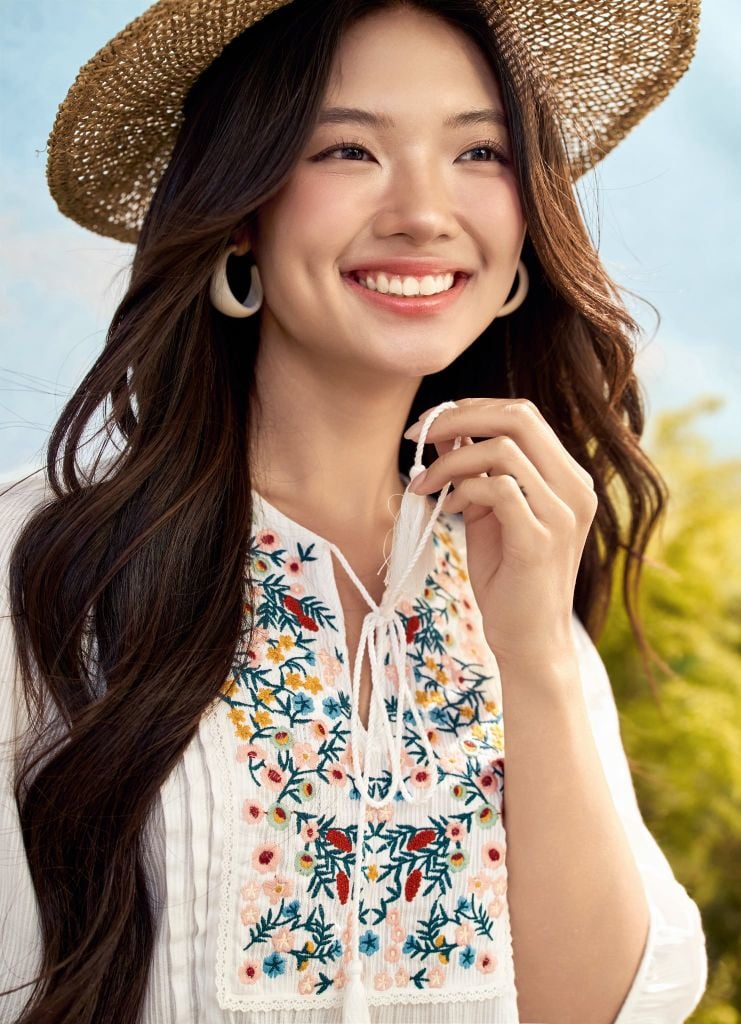 Top tunic trắng thêu hoa thân trước