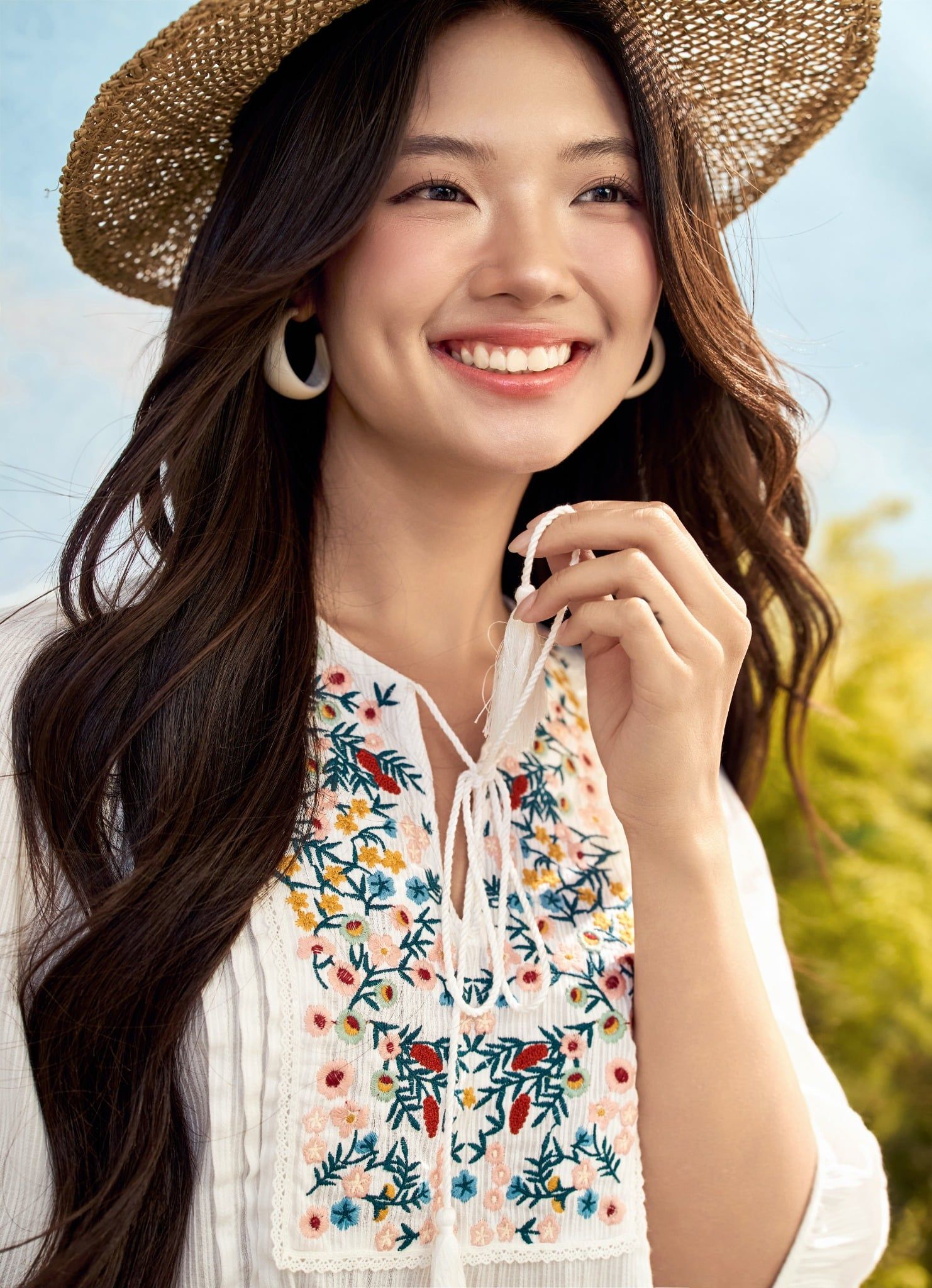 Top tunic trắng thêu hoa thân trước