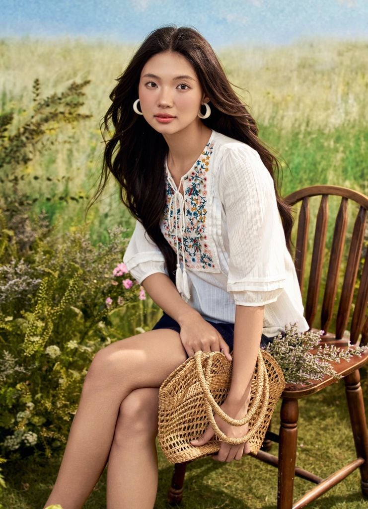 Top tunic trắng thêu hoa thân trước