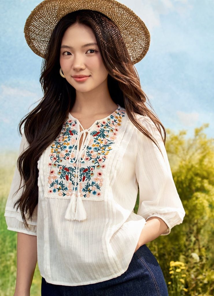 Top tunic trắng thêu hoa thân trước
