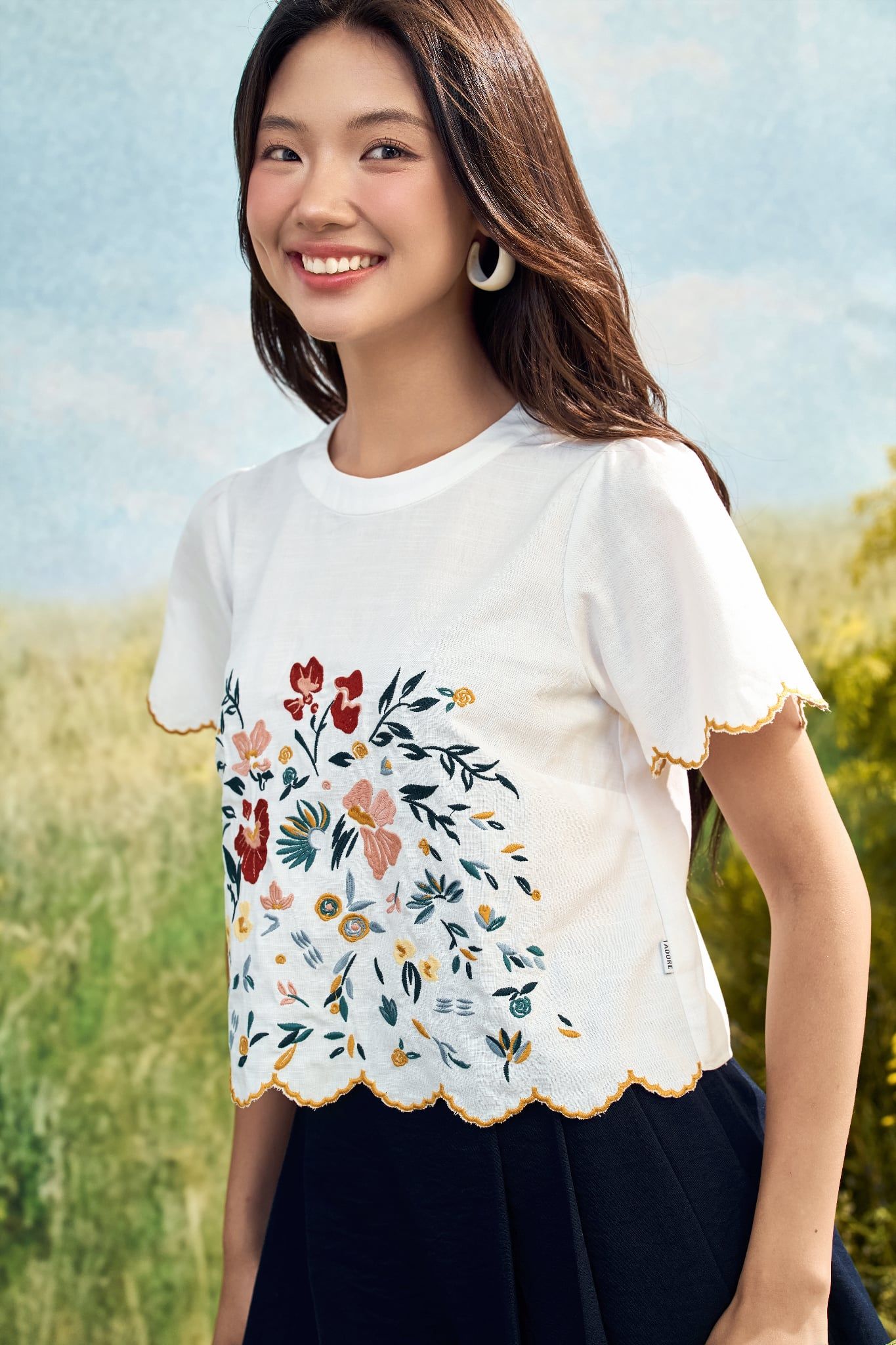 Áo top trắng thêu hoa rơi, bode tay