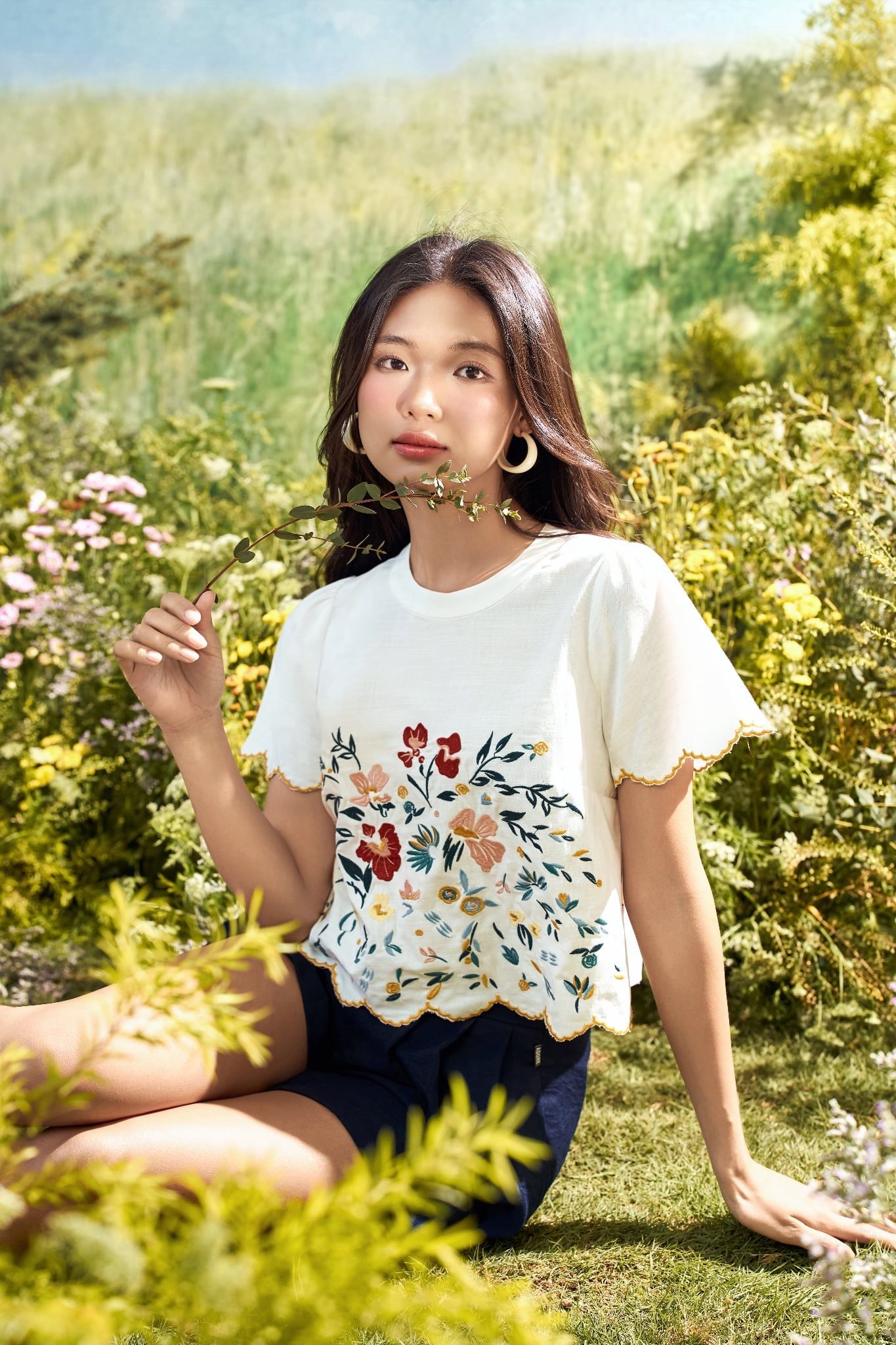 Áo top trắng thêu hoa rơi, bode tay