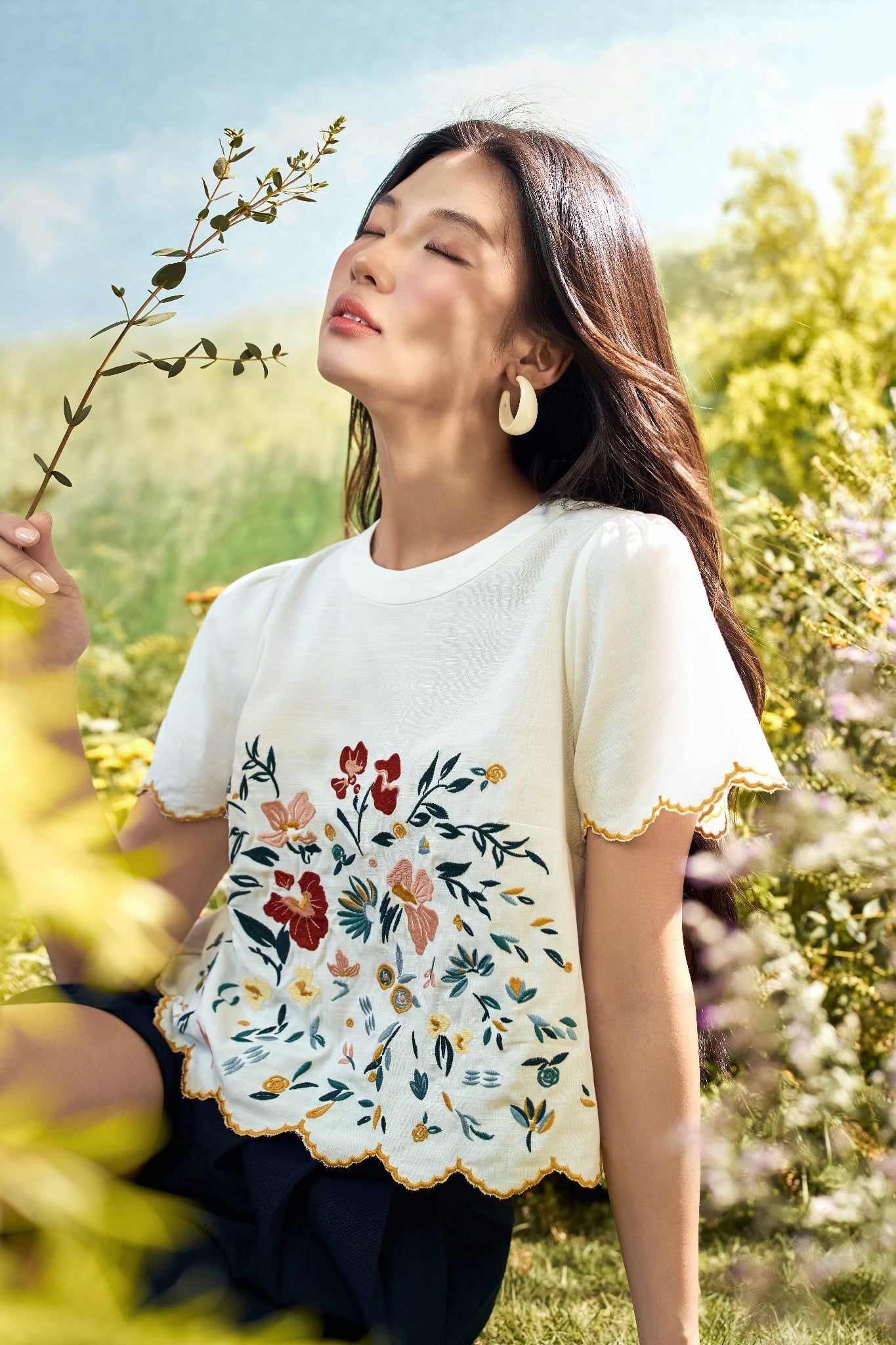 Áo top trắng thêu hoa rơi, bode tay