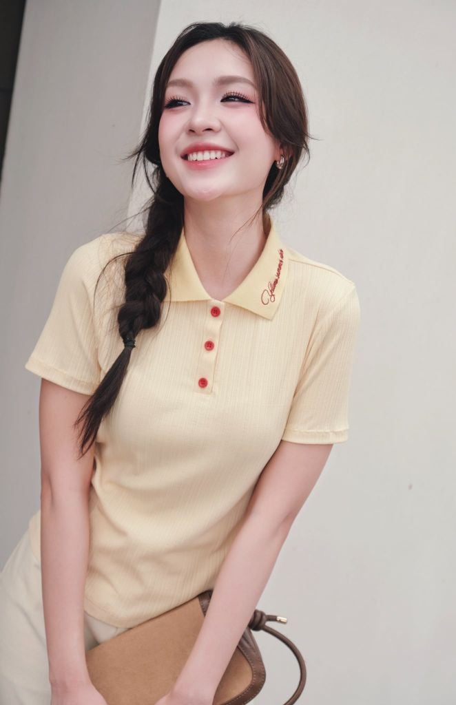 Áo thun polo vàng kem thêu lá cổ